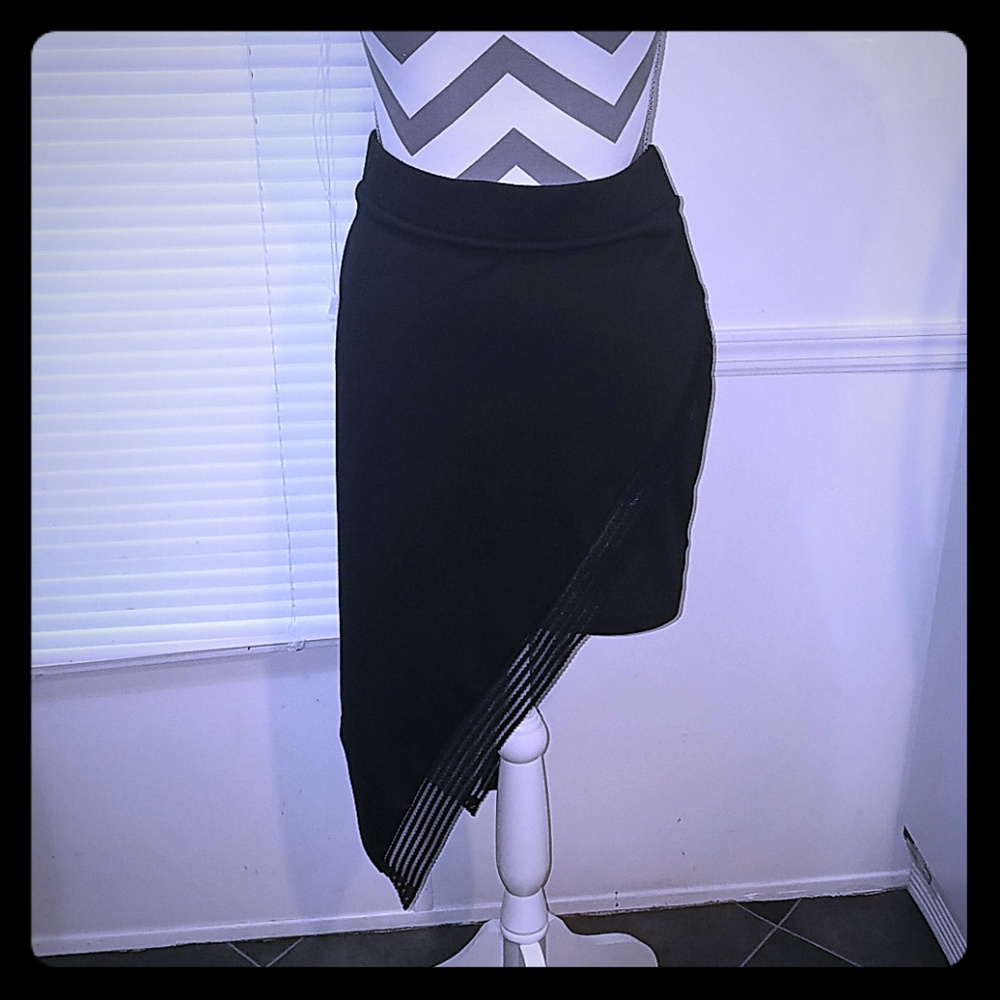 Asymmetric skirt ..(black)